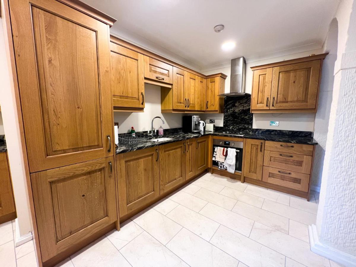 Spacious Flat Sleeps 8 Near Princes Street إدنبرة المظهر الخارجي الصورة