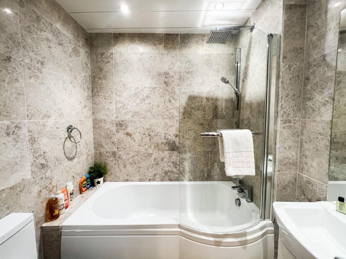 Spacious Flat Sleeps 8 Near Princes Street إدنبرة المظهر الخارجي الصورة