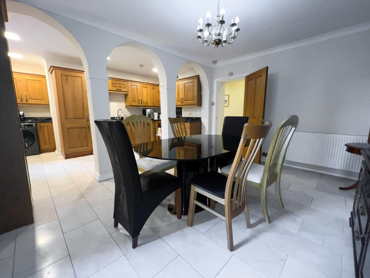 Spacious Flat Sleeps 8 Near Princes Street إدنبرة المظهر الخارجي الصورة