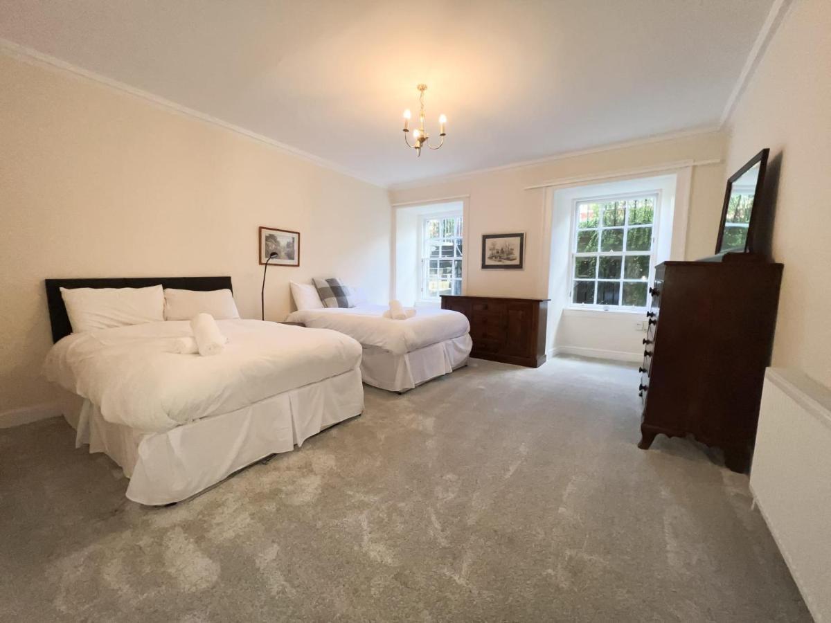 Spacious Flat Sleeps 8 Near Princes Street إدنبرة المظهر الخارجي الصورة