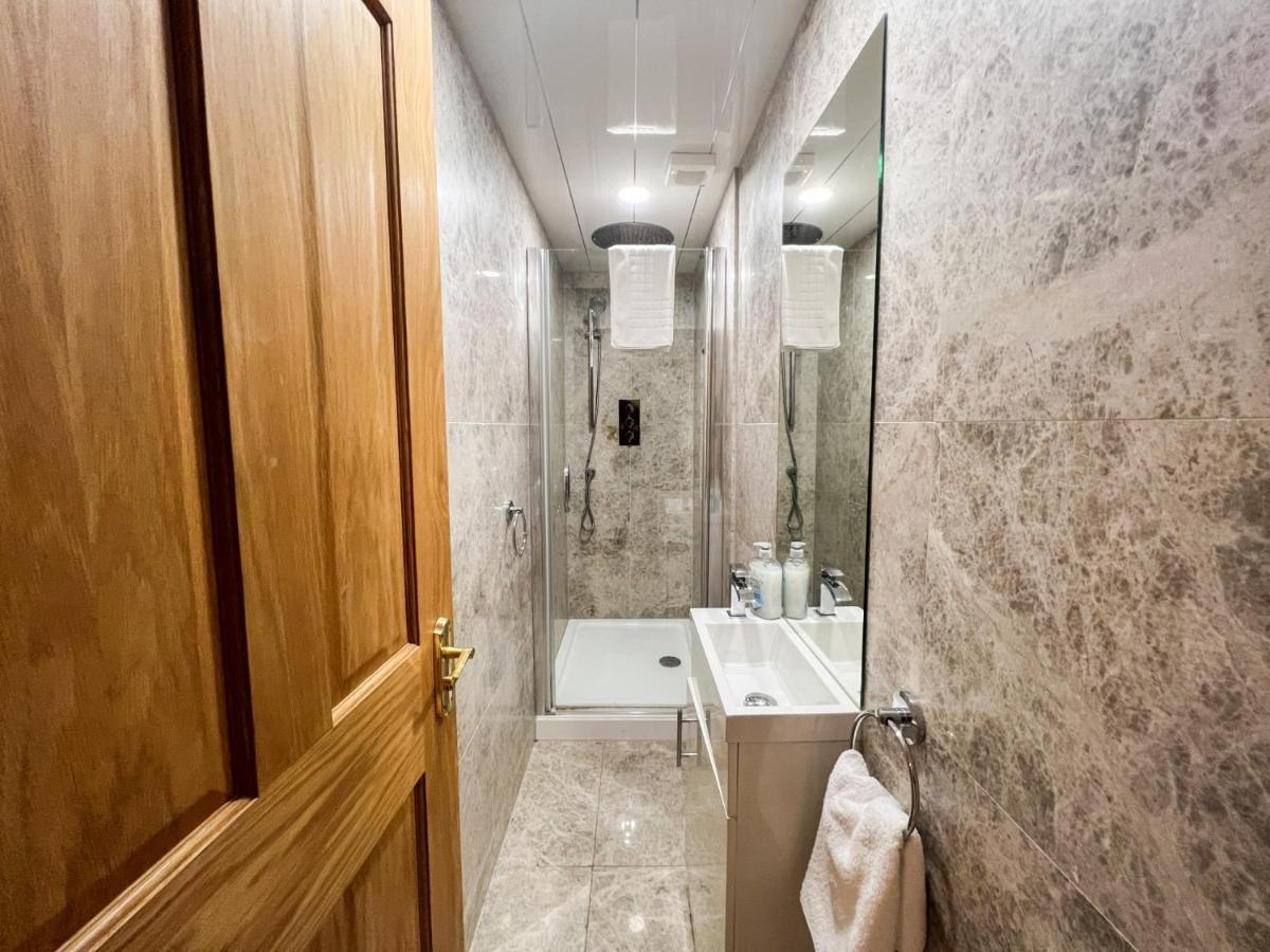 Spacious Flat Sleeps 8 Near Princes Street إدنبرة المظهر الخارجي الصورة