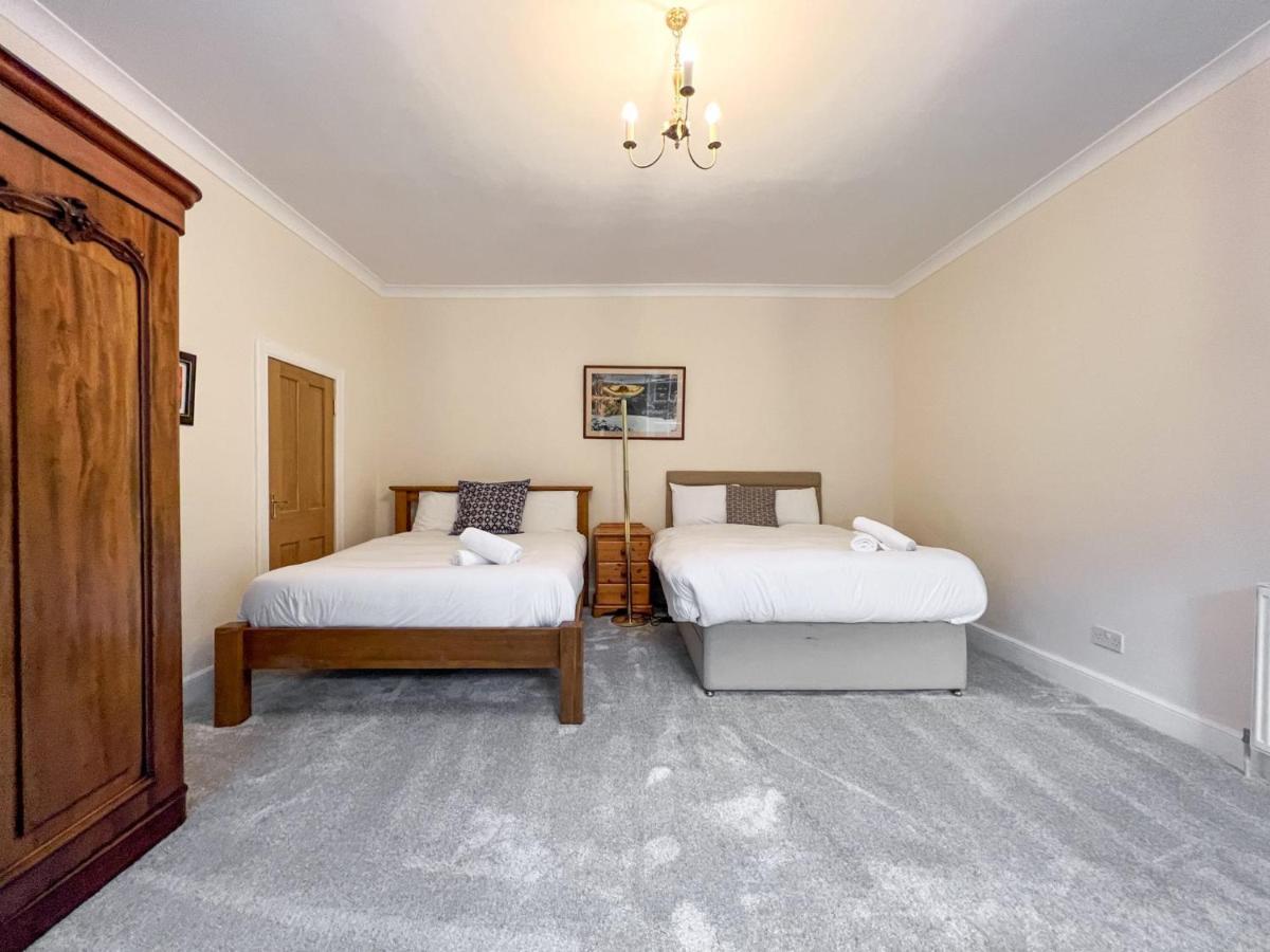 Spacious Flat Sleeps 8 Near Princes Street إدنبرة المظهر الخارجي الصورة
